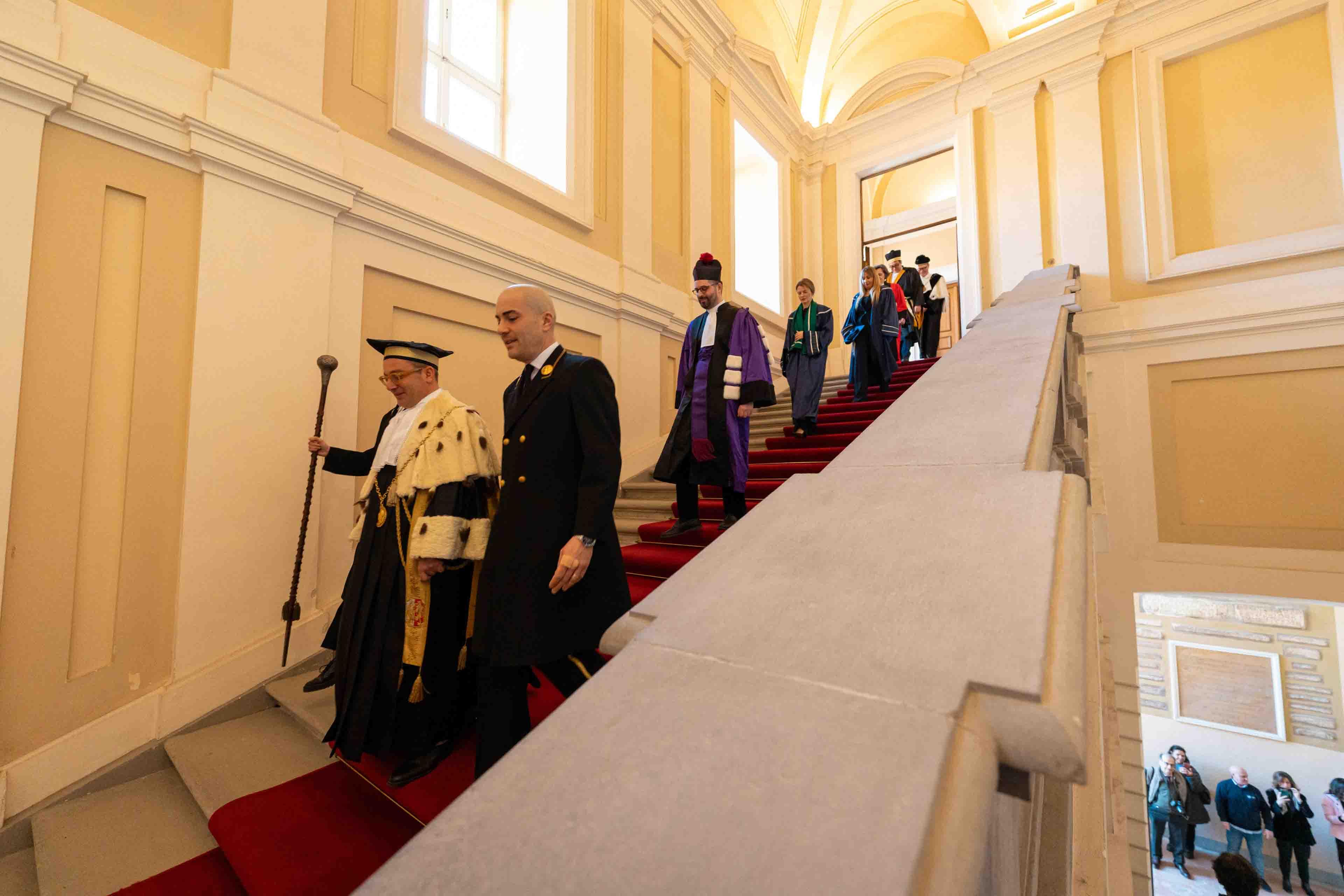 3 il corteo sullo scalone di palazzo murena